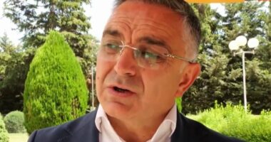 AAK: Larg protestës në Tiranë: “Përfshirja e Kosovës nuk ndihmon as Shqipërinë, as protestën”
