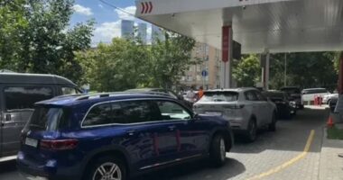 Krizë karburanti në Rusi, autoritetet u bëjnë thirrje qytetarëve të mos përdorin automjetet