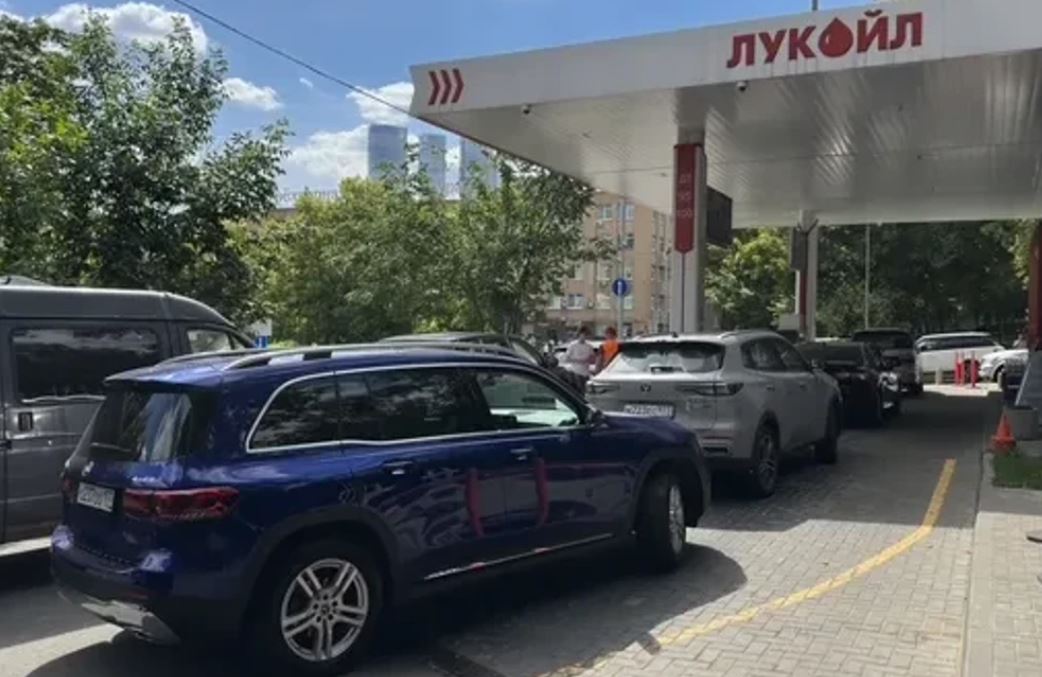 Krizë karburanti në Rusi, autoritetet u bëjnë thirrje qytetarëve të mos përdorin automjetet