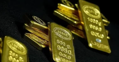Ari bie nën 4 mijë dollarë, ndërsa tensionet në Lindjen e Mesme nxisin frikën për inflacionin