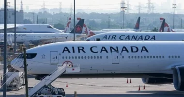 Avioni del nga pista e qarkullimit në aeroportin e Montrealit
