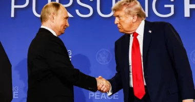 Analizë: Pse Trump po shmang përplasjen me Putin