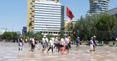 Turistët “pushtojnë” Tiranën/ Vizitorë nga Evropa në kryeqytetin shqiptar për pushimet verore