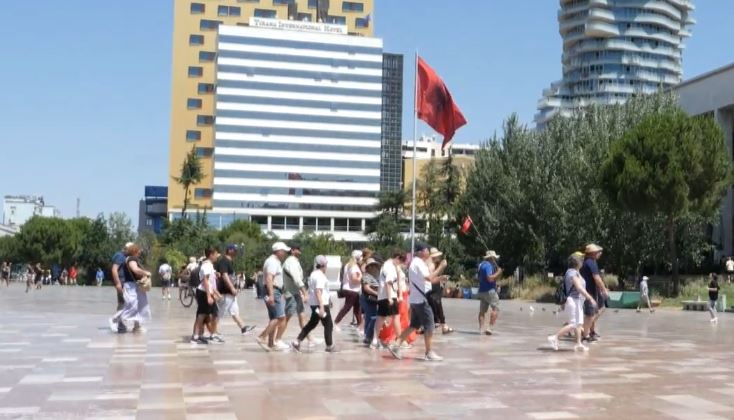 Turistët “pushtojnë” Tiranën/ Vizitorë nga Evropa në kryeqytetin shqiptar për pushimet verore