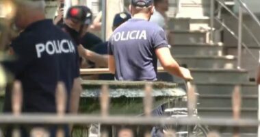 Protestuesit sulmojnë policinë/ Hedhin gurë dhe sende të forta ndaj uniformave blu para Kuvendit