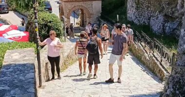 Krujë, historia tërheq turistët/ Vizitorë të huaj “pushtojnë” qytetin e Skënderbeut