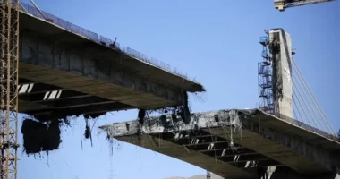Trump paralajmëron Iranin: Nëse sulmon anije në Hormuz, do të bombardojmë ura dhe centrale