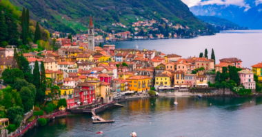 Fshati italian vendos gjoba deri në 200 euro për turistët që ecin me rroba banje jashtë plazhit