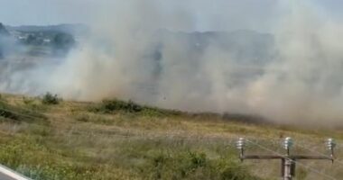 Zjarr në Shijak/ Flakët favorizohen nga era, zjarrfikësit në terren