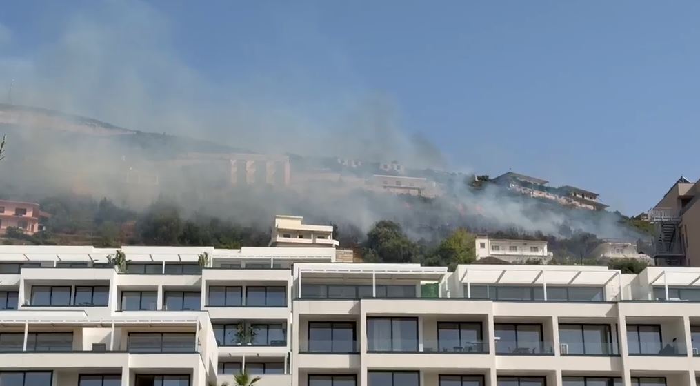 Vlorë  Zjarr në Ujin e Ftohtë  era dhe temperaturat e larta favorizojnë përhapjen e flakëve