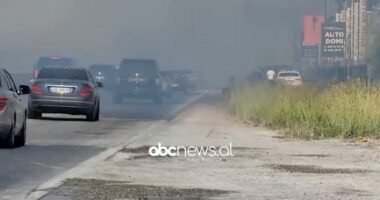 Fiket zjarri në Shijak/ Digjet një sipërfaqe toke në Koxhas, zhbllokohet autostrada