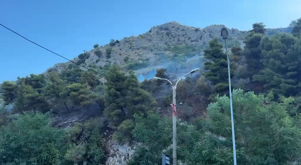 VIDEO  Vijon beteja me flakët në malin e Shëngjinit  ndërhyrja nga ajri neutralizon vatrat e mbetura