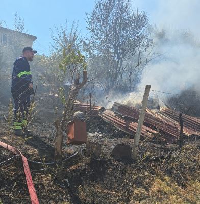Flakët u afrohen shtëpive në Mallakastër  zjarrfikësit neutralizojnë vatrën e zjarrit