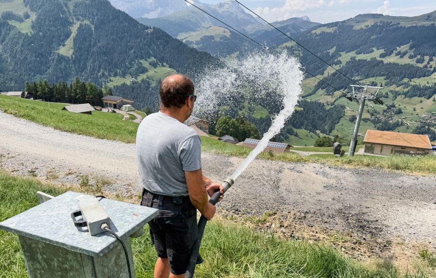 Zvicra shqyrton përdorimin e dëborës artificiale për t i luftuar zjarret