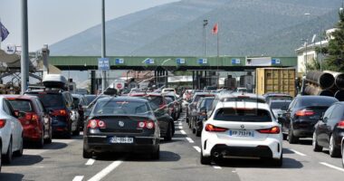 Sezoni turistik/ Fluks i lartë në Morinë, kolona të gjata automjetesh drejt Shqipërisë