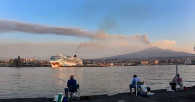 Hiri i Etna-s paralizon aeroportin e Catanias, qindra fluturime të anuluara dhe devijuara