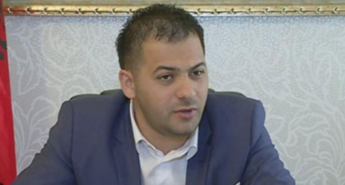 Akuzohet për grup të strukturuar kriminal  pastrim parash e pengmarrje  Detaje nga arrestimi i Agasit  ishte i shoqëruar nga Uljan Shpataraku