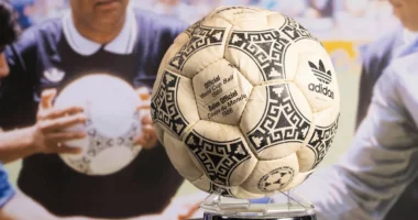 Shitet topi i “dorës së Zotit”/ Maradona shënoi me të edhe “Golin e Shekullit” në futboll