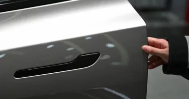Rreth 3 milionë Tesla tërhiqen nga tregu në Kinë për shkak të dorezave të fshehura të dyerve