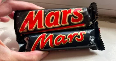 “Zemër, na i kanë zvogëluar çokollatat Mars”/ Gruaja gjen një Mars 35-vjeçar: Dy herë më i madh se sot