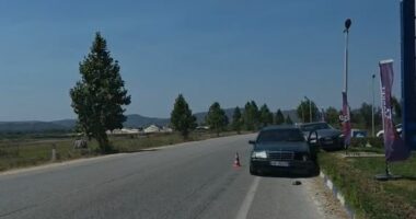 Aksident i dyfishtë në Levan-Tepelenë/ Një prej automjeteve përfundon në pikë karburanti, dy të plagosur