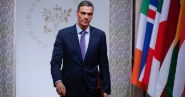 Kryeministri spanjoll fajëson rrjetet e trafikimit pas valës së migrantëve në Ceuta