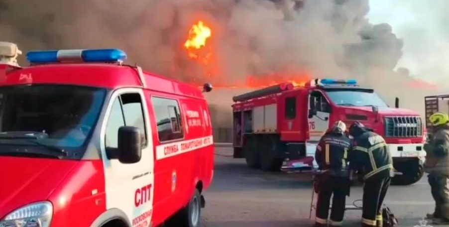 VIDEO/ Tre viktima dhe mbi 100 të plagosur nga zjarri në një kantier industrial në Rusi