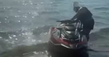 Jet Ski brenda zonës së pushuesve në Zvërnec, gjobitet me 300 mijë lekë drejtuesi
