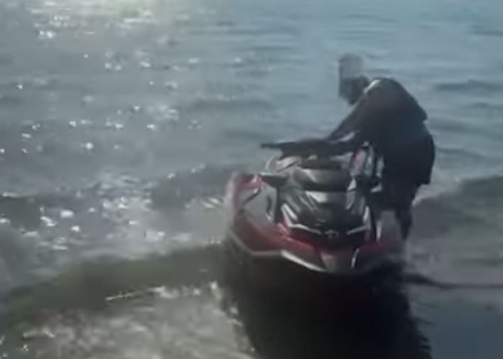 Jet Ski brenda zonës së pushuesve në Zvërnec, gjobitet me 300 mijë lekë drejtuesi