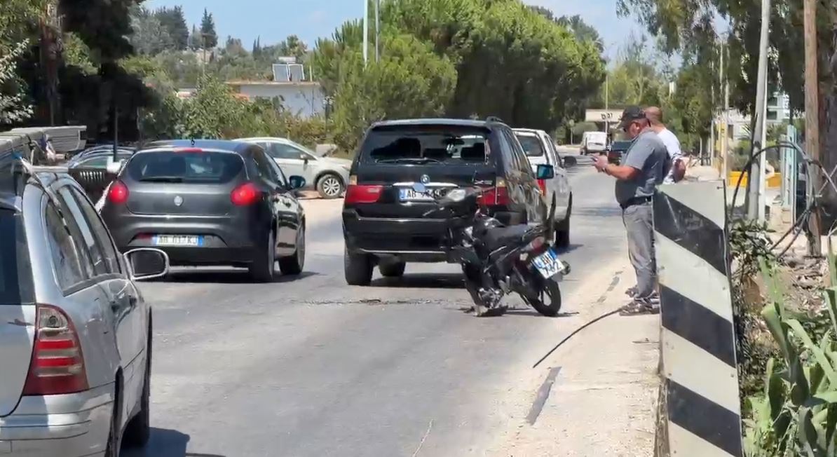 Aksident në Fier  Makina merr para motorin  një i lënduar