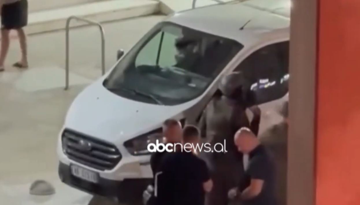 VIDEO  RENEA aksion në dy banesa në Vlorë  dyshohet se fshihen persona në kërkim