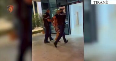 Vodhi makinën dhe goditi policin gjatë arratisjes, arrestohet 35-vjeçari italian