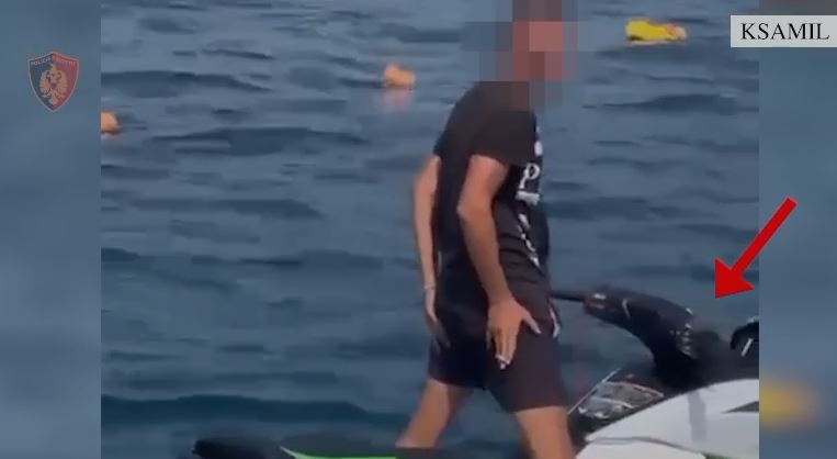Rrezikoi pushuesit me  Jet Ski  në Ksamil  Policia i bllokon mjetin dhe ndëshkon me gjobë drejtuesin