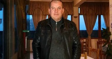 Vrau nënën me sqepar dhe plagosi babain/ 45-vjeçari “kyç” gojën para grupit hetimor: Bën gjeste skizofrenie