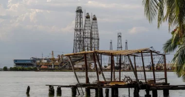 Trump: Marrëveshje “historike” për kontrollin e 65 miliardë fuçive naftë të Venezuelës