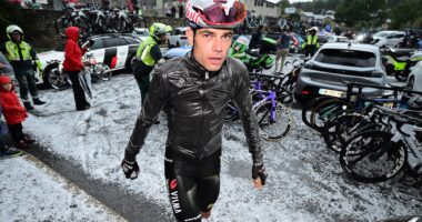 Pogaçar, kampion edhe në breshër/ Kampioni slloven ndaloi pedalimin në Vuelta të Spanjës
