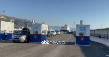 VIDEO/ Mbi 1.100 pasagjerë dhe 350 automjete mbërrijnë në Portin e Vlorës