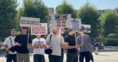 Protestë para Kuvendit të Kosovës për ligjin e shtetësisë/ “Serbët po aplikojnë për pasaportën tonë, rritet artificialisht numri i tyre”