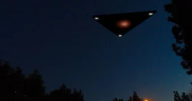 Pentagoni publikon dosje të reja për UFO: Një trekëndësh bllokoi qiellin në 2002