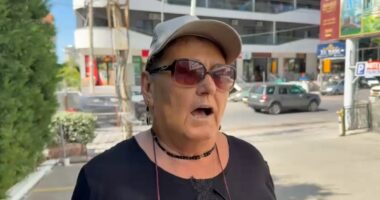 Shëngin/ 74 vjeçe dhe ende në shërbim të turistëve: T’u japim shërbimin më të mirë atyre, po sjellin të ardhura