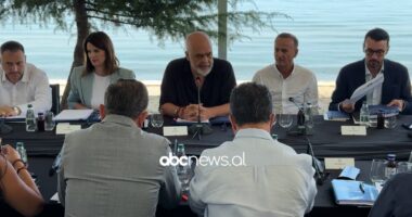 Brenda mbledhjes së Ramës me drejtuesit e qarqeve/ Kryesocialisti vendos detyrat: Përgatituni për zgjedhjet e 2027