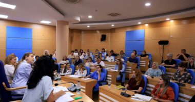 Kumbaro mbledh drejtuesit e arsimit parauniversitar: Risi, shtrirja e programit “Pas Shkolle” në mbi 400 institucione arsimore