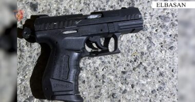 Kërcënoi katër policë me armë fallso/ Elbasan, pranga 41 vjeçarit, oficerët ishin në kërkim të vëllait të tij