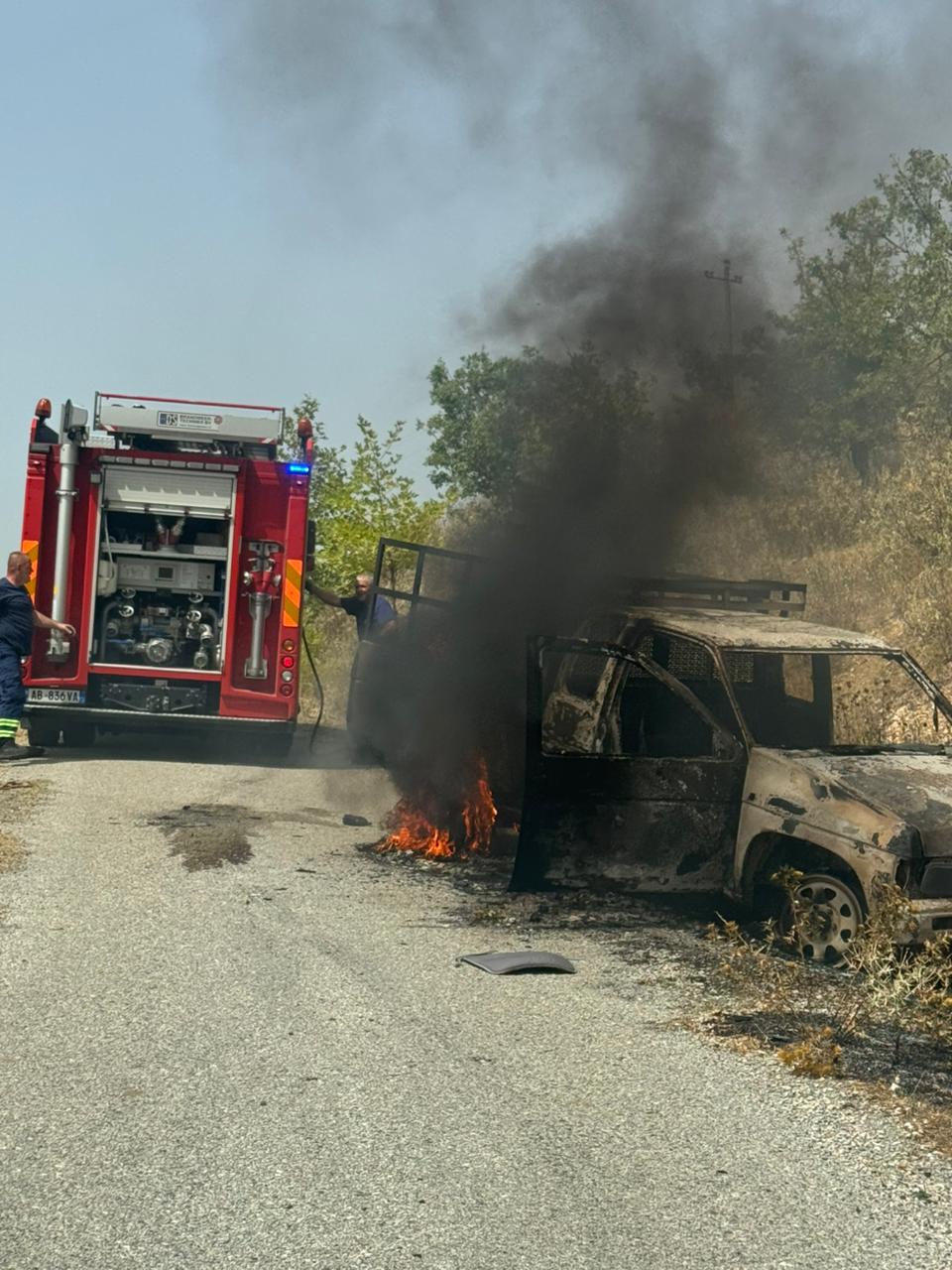 Zjarr në Labovë të Gjirokastrës/ Zanafilla e flakëve, nga një automjet që u shkrumbua