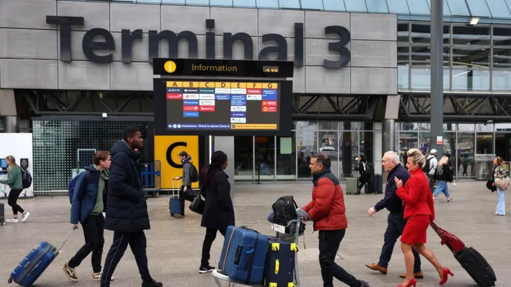 Moti i keq në Britaninë e Madhe/ Përmbytjet shkaktojnë probleme në aeroportin Heathrow