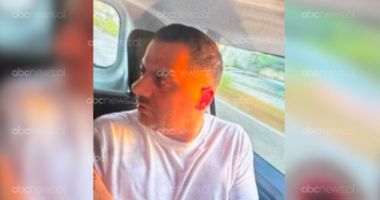 VIDEO-FOTO/ I rrethuar nga policia, “ABC News” siguron pamjet, momenti i arrestimit të Ergys Agasit