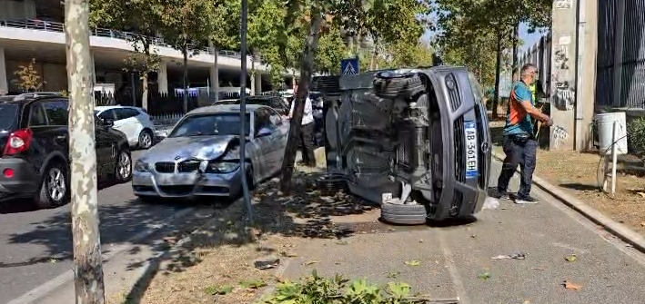 VIDEO  Aksident në rrugën pranë portit në Durrës  përplasen dy automjete