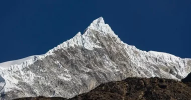 Shembja e akullnajës dyshohet se shkaktoi përmbytjen vdekjeprurëse në kufirin Nepal-Tibet