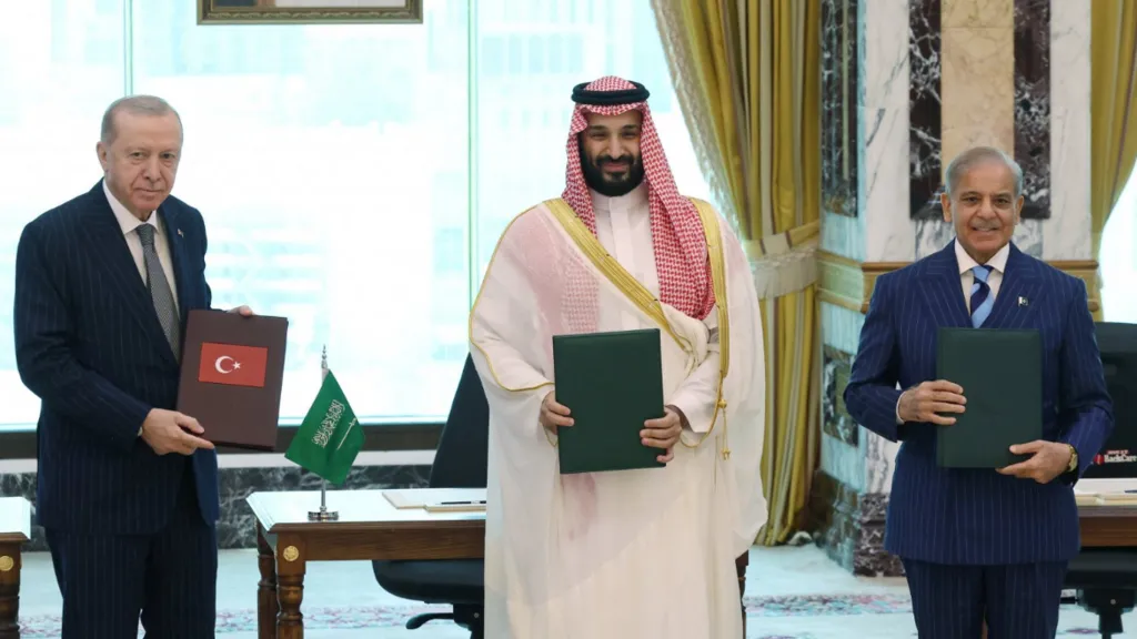 Arabia Saudite  Turqia dhe Pakistani nënshkruajnë pakt të përbashkët mbrojtjeje