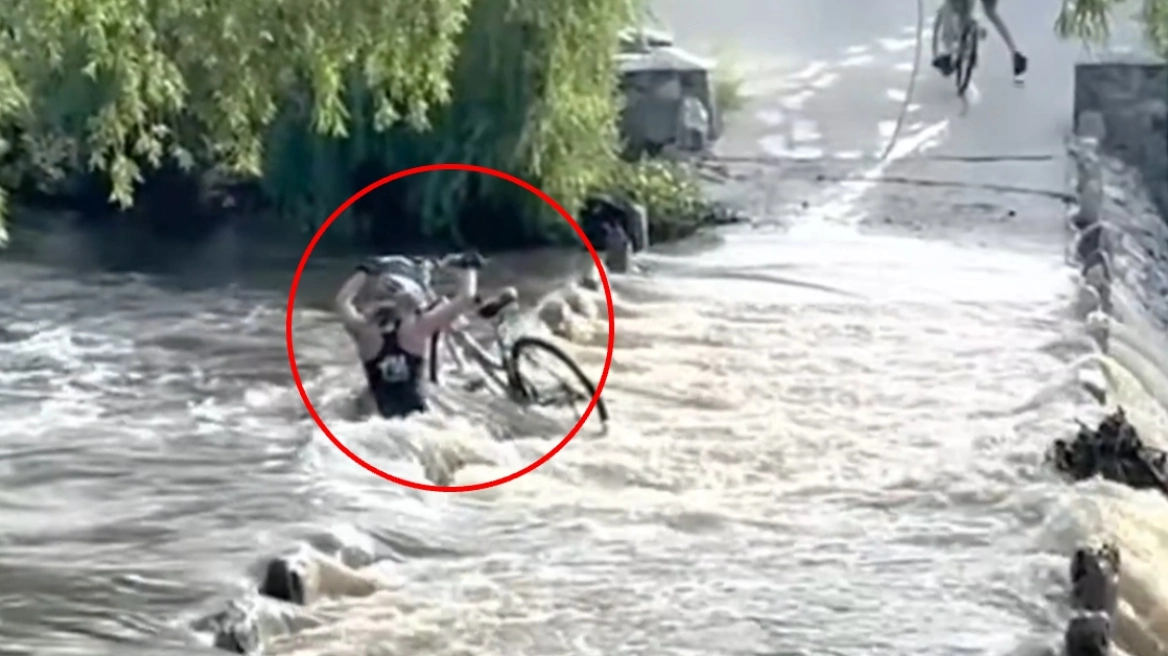 VIDEO  Po kalonte urën dhe u  zhduk  nën ujë  momente dramatike për çiklisten